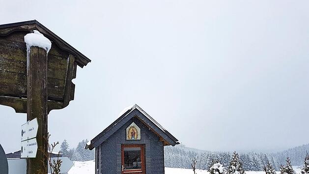 Von einem winterlichen Kleid umgeben ist die Nurner Marienkapelle, die sich an der Gabelung der Wanderwege nach Steinwiesen und Leitschm&uuml;hle befindet.