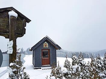 Von einem winterlichen Kleid umgeben ist die Nurner Marienkapelle, die sich an der Gabelung der Wanderwege nach Steinwiesen und Leitschmühle befindet.