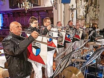 Zu Beginn ertönte die „Weihnachtsfanfare“ der sechs für Spielmannszüge typischen Fanfaren.