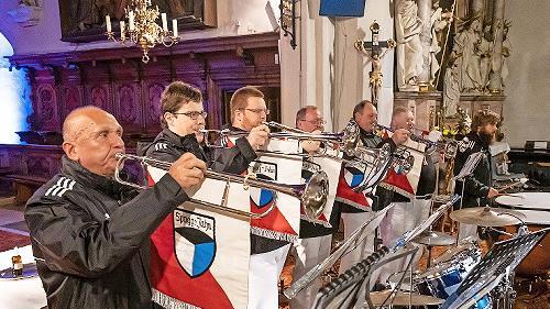 Zu Beginn ertönte die „Weihnachtsfanfare“ der sechs für Spielmannszüge typischen Fanfaren.