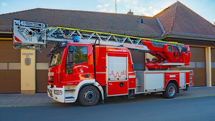 Bamberg: Brand in Wohnheim ausgebrochen - Feuerwehr mit schwerem Atemschutz im Einsatz