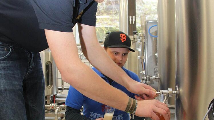 Das Gebräu wird runtergekühlt und kommt in den Gärtank, wo schon die Hefe wartet, um den Malzzucker in Alkohol umzuwandeln. Nach sechs Wochen ist das Bier fertig. Hier zwickeln Thomas Wild (links) und Felix Zirnsack einen Probeschluck.