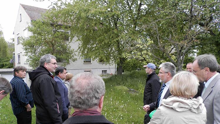 Das Haus in der Schützenstraße 1 c hat die Stadt schon gekauft. Durch die direkte Lage neben der Karl-Knauf Halle will sich die Stadt die Möglichkeit offen halten, die Halle einmal zu erweitern. Foto: Rainer Fritsch