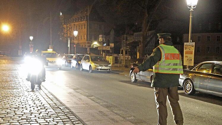 Innerhalb von kürzester Zeit erwischten die Bamberger Beamten bei ihrer Kontrolle in der Nacht zum Sonntag in der Kapuzinerstraße mehrere Autofahrer, die zu viel (0,7 Promille) Alkohol und Betäubungsmittel konsumiert hatten. Foto: News5/Herse