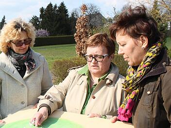 Claudia Weingärtler, Cornelia Weber und Gabriela Amon mit einem Modell der Begräbnisstätte.