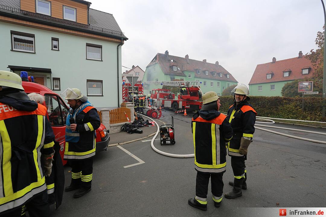 Brand nach Explosion in Mehrfamilienhaus