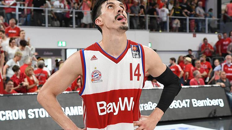 Ratlos blickt Bayerns Scharfschütze Nihad Djedovic in Bamberg zum Würfel hoch.