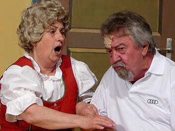 Der Bauer vom "Reisighof" (Georg Küfner) ist gerade nicht gut auf seine Frau (Marion Regnet) zu sprechen. Foto: Dieter Hübner