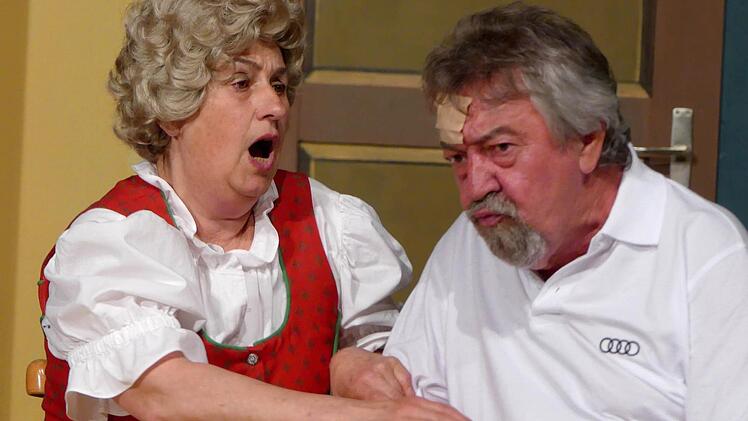 Der Bauer vom "Reisighof" (Georg Küfner) ist gerade nicht gut auf seine Frau (Marion Regnet) zu sprechen. Foto: Dieter Hübner
