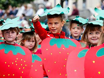 Gesunde Ernährung und Bewegung gehören zusammen, wenn man fit bleiben möchte. Die Kinder gaben diese Botschaft auf vielerlei Weise weiter. Hier Jungen und Mädchen der Dr.-Roßbach-Grundschule als Erdbeeren. Foto: Matthias Hoch