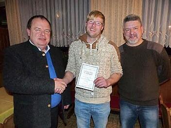 Frederic Hildner (Mitte) ist für 25 Jahre Treue zum Verband der Bayerischen Rassekaninchenzüchter mit der Silbernen Ehrennadel ausgezeichnet worden. Mit im Bild Bürgermeister Werner Burger (links) und Vorsitzender Stephan Gageik Foto: Klaus-Peter Wulf