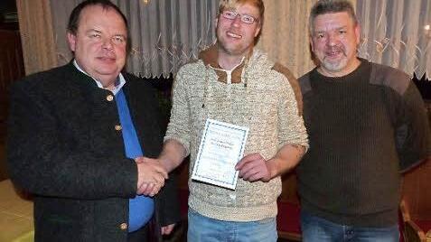 Frederic Hildner (Mitte) ist für 25 Jahre Treue zum Verband der Bayerischen Rassekaninchenzüchter mit der Silbernen Ehrennadel ausgezeichnet worden. Mit im Bild Bürgermeister Werner Burger (links) und Vorsitzender Stephan Gageik Foto: Klaus-Peter Wulf