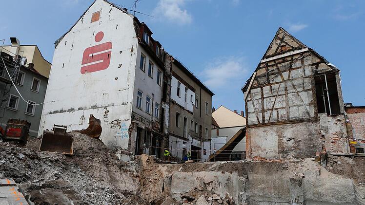 Stärker beschädigt als gedacht: das linke Gebäude ist die Hellerstraße 15