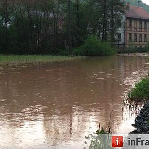 Unwetter über Unterfranken: Straßen überflutet, Keller unter Wasser - Feuerwehr versucht Wassermassen einzudämmen - Straßen teilweise komplett gesperrt
