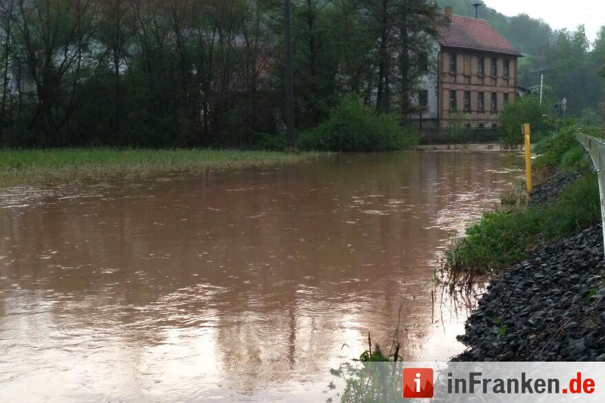 Unwetter über Unterfranken: Straßen überflutet, Keller unter Wasser - Feuerwehr versucht Wassermassen einzudämmen - Straßen teilweise komplett gesperrt