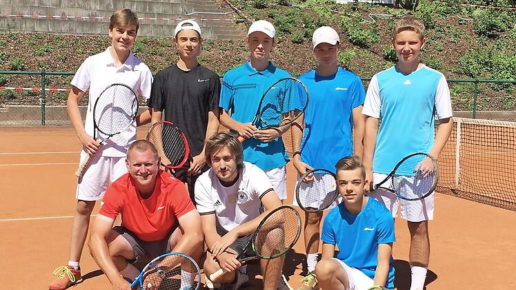 Am Erfolg der 2. Herren-Mannschaft des TC Weiß-Rot Coburg waren Timon Benz, Christoph Eschrich, Adrian Horack, Alexander Schmidt, Ben Böttner, Florian Simonsmeier, Lukas Jobst, Marten Blatt, Moritz Henkel und Sportwart Holger Rebhan beteiligt. Foto: Astrid Hess