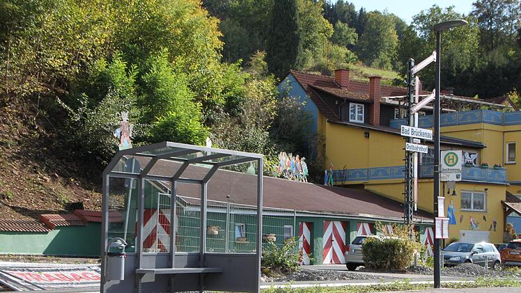 Das neue Buswartehäuschen steht bereits und verschönert den ehemaligen Ostbahnhof. Foto: Ulrike Müller