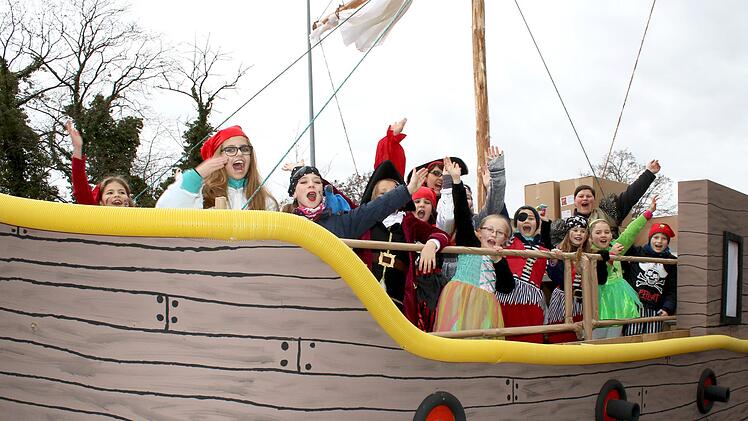 Fertig machen zum Entern. Von ihrem Piraten schiff grüßen die "Minis" der Zeiler Narrenzunft.