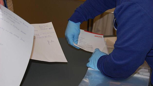 Drohbriefe an 44 Schweinfurter Stadtr&auml;te werden am 15. November 2017 im Rathaus in Schweinfurt an einen Kripobeamten weitergereicht.  Achivfoto: Hannes Helferich