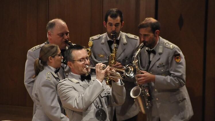Das Heeresmusikkorps Veitshöchheim (früher HMK 12) unter der Leitung von Oberstleutnant Roland Kahle begeisterte durch seine Vielseitigkeit.Peter Klopf