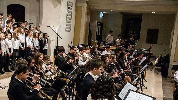 Zahlreiche Mitwirkende gestalteten die konzertante Weihnachtsfeier  des Casimirianums in St. Moriz - vom Vororchester bis zu den CaSingers und den CaSinfonikern unter der Leitung von Hans-Jürgen Hofmann.Foto: Jochen Berger