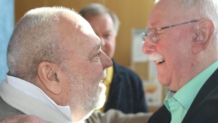 Gute Freunde kann niemand trennen: Martin Zillig, langjähriger Sport-Ressortleiter des Tageblatts (links) und der Coburger "Handball-Papst" Erich Bilek, der am Mittwoch die Vollendung seines 90. Lebensjahres feierte; im Hintergrund Ex-Sportredakteur Volker Gundel. Foto: Iris Bilek