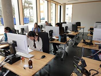 Experten bei der Arbeit: Viele Medizinstudenten beantworten für das LGL die Fragen der Bürger an der Corona-Hotline.  Foto: Nikolas Pelke