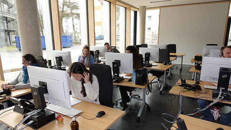 Experten bei der Arbeit: Viele Medizinstudenten beantworten für das LGL die Fragen der Bürger an der Corona-Hotline.  Foto: Nikolas Pelke
