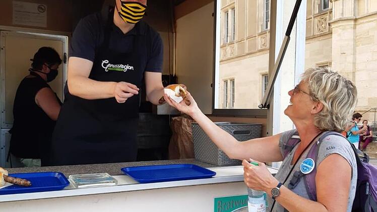 Coburgs Oberbürgermeister Dominik Sauerteig ließ es sich nicht nehmen, persönlich am Bratwurst-Rost zu stehen.  Foto: Christin Hübner