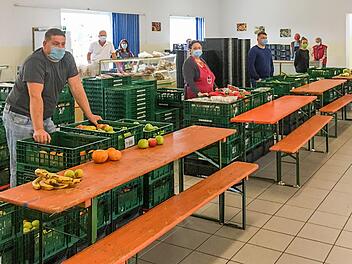 In der Ausgabe der Bamberger Tafel sorgen Kisten, Tische und Bänke für den nötigen Abstand.  Foto: Heinz Zimmer