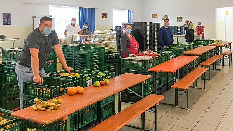 In der Ausgabe der Bamberger Tafel sorgen Kisten, Tische und Bänke für den nötigen Abstand.  Foto: Heinz Zimmer