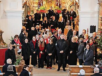 Gruppenbild mit Musikerinnen, Musikern und Chorleiterinnen.