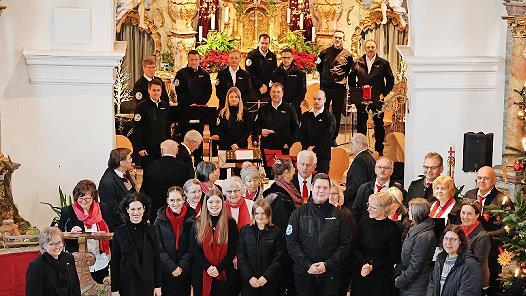 Gruppenbild mit Musikerinnen, Musikern und Chorleiterinnen.