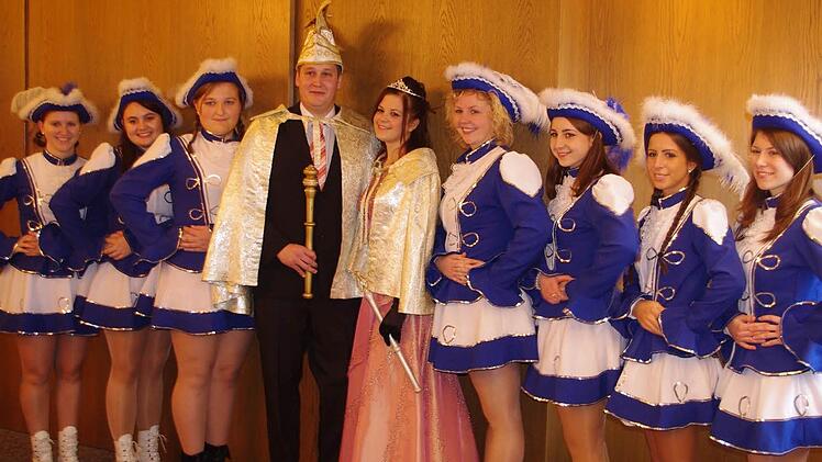 Das neue Steinberger Prinzenpaar mit der großen Prinzengarde Foto: Heike Schülein