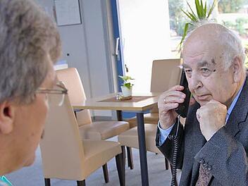 Herbert Markert erklärt Erhard Kowanda die Grundregeln bei Schock-Anrufen: Sofort die Familie anrufen, der Polizei Bescheid sagen und NIE Bargeld an einen unbekannten Menschen übergeben. Foto: Ulrike Müller