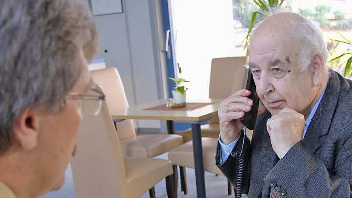 Herbert Markert erklärt Erhard Kowanda die Grundregeln bei Schock-Anrufen: Sofort die Familie anrufen, der Polizei Bescheid sagen und NIE Bargeld an einen unbekannten Menschen übergeben. Foto: Ulrike Müller