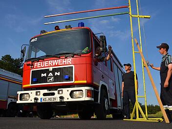 Das gibt sicherheit im Einsatz: Aktive der Freiwilligen Feuerwehren absolvierten ein Fahrsicherheitstraining bei der Polizei. Fotos: Peter Rauch