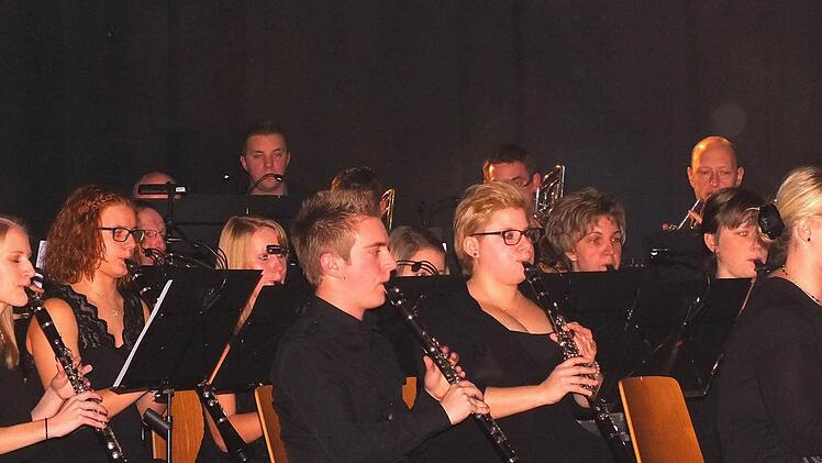 Die weibliche Übermacht der Klarinettistinnen störte beim "House of Music" des Blasorchesters Sand den einzigen männlichen Klarinetten-Spieler nicht. Foto: Alfons Beuerlein