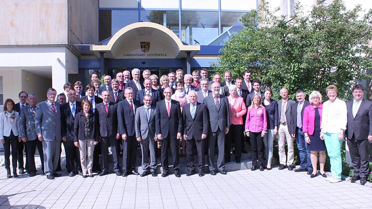 Gruppenbild vor dem Landratsamt: der gesamte Kreistag (es fehlen Robert Gack und Jürgen Zürbig) mit Landrat Christian Meißner (Mitte)