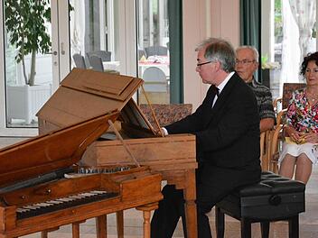 Michael Günther hatte zum Konzert historische Instrumente mitgebracht, auf denen Mozart schon gespielt haben soll. Fotos: Björn Hein