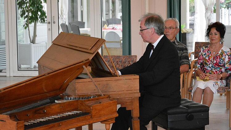 Michael Günther hatte zum Konzert historische Instrumente mitgebracht, auf denen Mozart schon gespielt haben soll. Fotos: Björn Hein