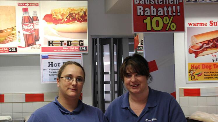 Stefanie Weber und Sabine Scholz bieten einen "Baustellen-Rabatt".