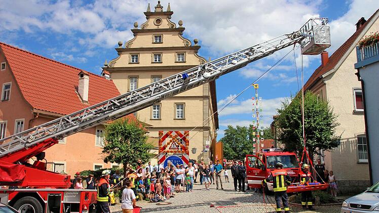 Wie man eine Person aus größerer Höhe retten kann, zeigte die Feuerwehr mit ihrer Drehleiter. Vom Balkon der Firma Elektro Schilling wurde eine Person, dargestellt durch eine Puppe, geborgen. Foto: Dieter Britz