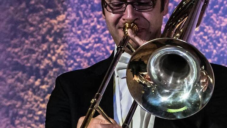 Thomas Lux (Posaune) beim Neujahrskonzert mit Harmonic im Rathaussaal Rödental. Foto: Jochen Berger