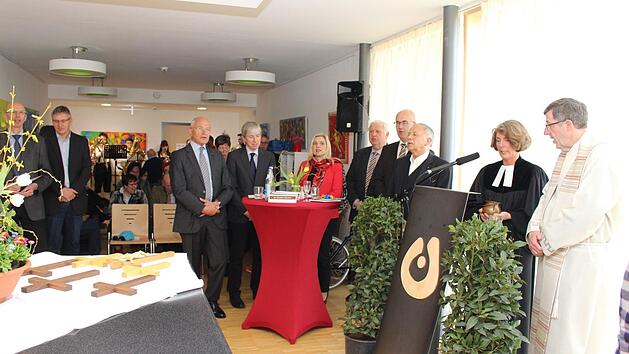In Anwesenheit zahlreicher G&auml;ste erteilten Pfarrer Wolfgang Schmidt und Pfarrerin Angelika Steinbauer (von rechts) den kirchlichen Segen. Das Jura-Sextett (ganz hinten) umrahmte die Feier musikalisch.  Fotos: Evi Seeger