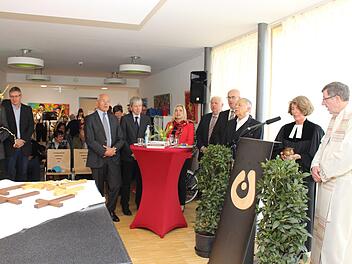 In Anwesenheit zahlreicher Gäste erteilten Pfarrer Wolfgang Schmidt und Pfarrerin Angelika Steinbauer (von rechts) den kirchlichen Segen. Das Jura-Sextett (ganz hinten) umrahmte die Feier musikalisch.  Fotos: Evi Seeger