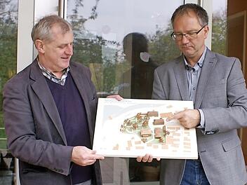 Bürgermeister Bruno Kellner (links) und der Geschäftsführende Vorstand der Arbeiterwohlfahrt, Werner Dippold, mit einem Modell der neuen Einrichtung Foto: Renate Neubecker