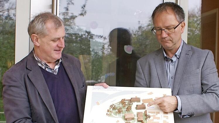 Bürgermeister Bruno Kellner (links) und der Geschäftsführende Vorstand der Arbeiterwohlfahrt, Werner Dippold, mit einem Modell der neuen Einrichtung Foto: Renate Neubecker