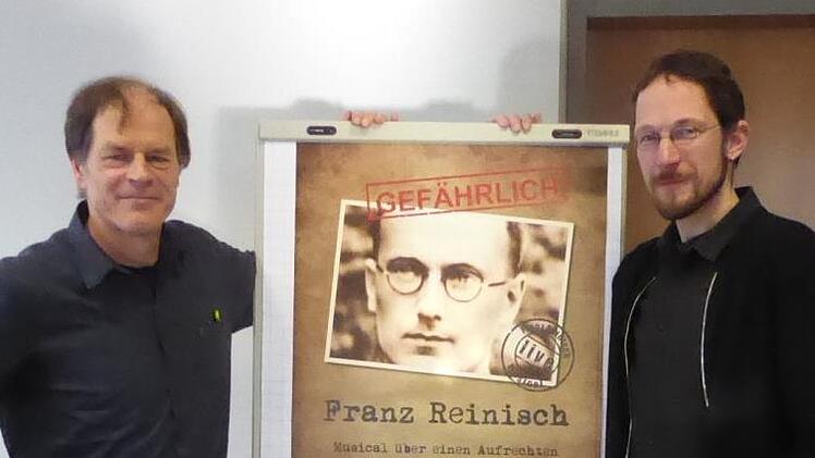 links Wilfried Röhrig, der Komponist und Texter des Musicals, rechtsMathias Gall, der den Franz Reinisch singen wird.  Foto: Thomas Ahnert