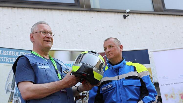 Innenminister Joachim Herrmann stellt die neue uniformierte Motorradkleidung der bayerischen Polizei vor.Barbara Herbst